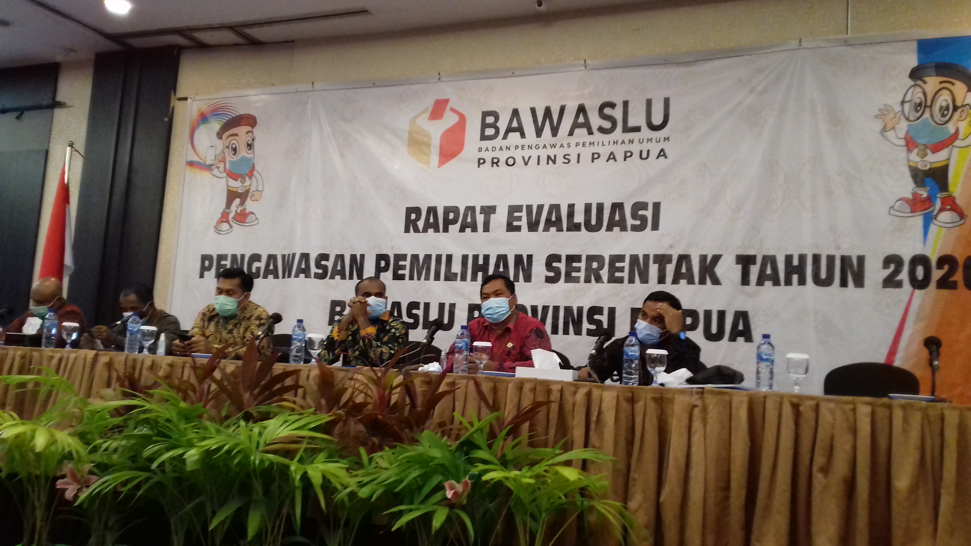 YUHENDAR MUABUAI, AP, MSi, SAMPAIKAN ARAHAN  PADA RAPAT EVALUASI PENGAWASAN PEMILIHAN SERENTAK TAHUN 2020 BAWASLU PROVINSI PAPUA.