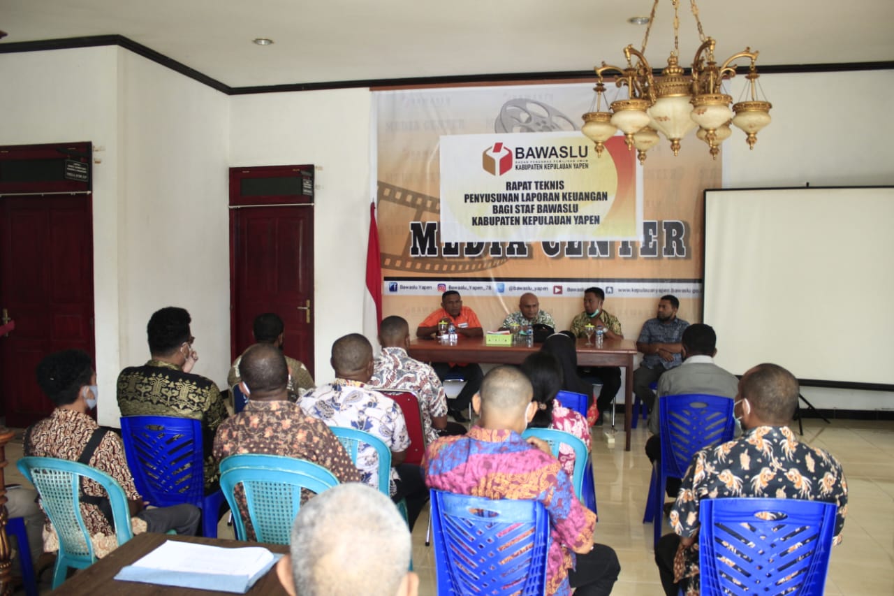 KASEK BAWASLU PAPUA, BERIKAN APRESIASI DAN MOTIVASI DI RAPAT TEKNIS PENINGKATAN SDM BAGI STAF BAWASLU YAPEN.