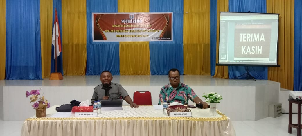 Ketua Bawaslu Yapen saat menyampaikan Materi kepada Peserta Sosialisasi.