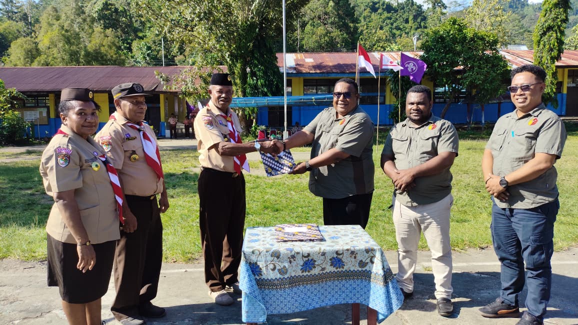 Penandatanganan MoU Pembentukan Saka Adhyasta Pemilu antara Bawaslu dan Kwartir cabang 2605 Pramuka Kepulauan Yapen