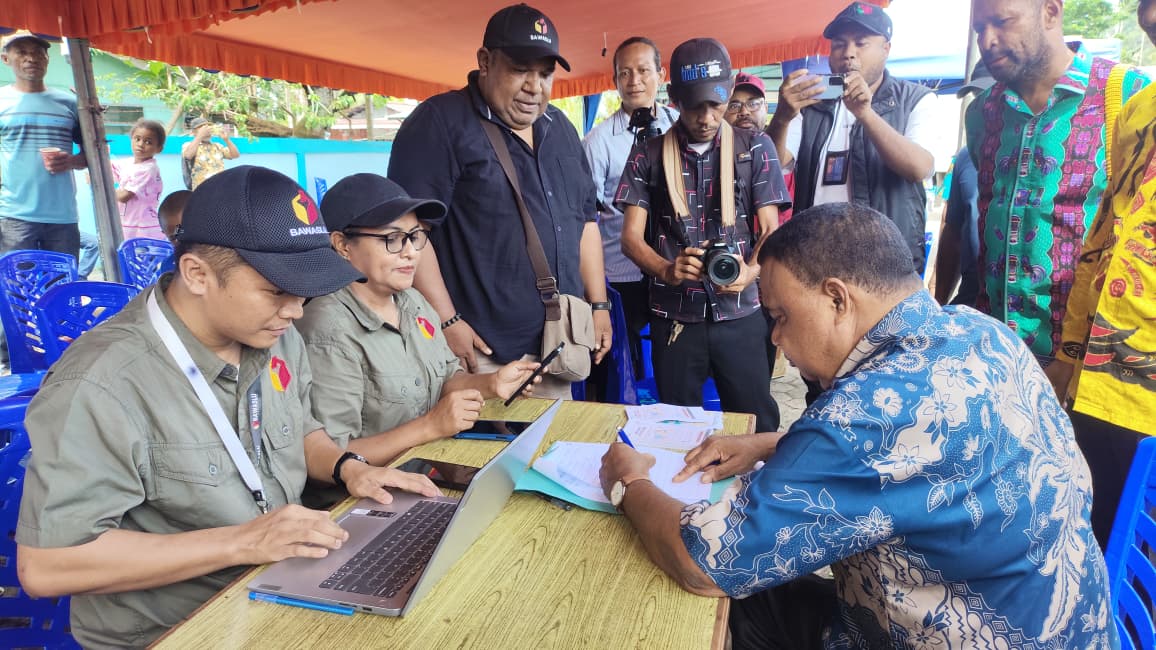 Posko Aduan Bawaslu Yapen di Mubes II Adat Yawa Onate di Kunjungi Bupati Kabupaten Kepulauan Yapen
