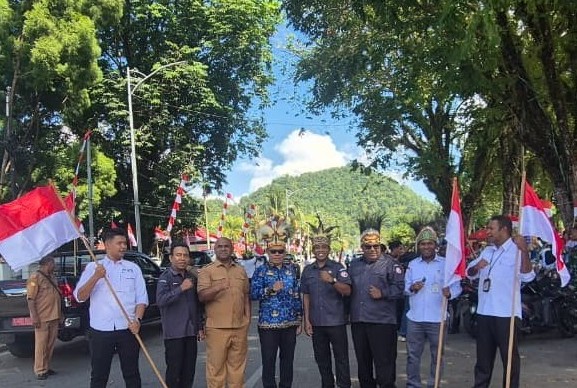 Pimpinan Bawaslu Yapen Poto bersama dengan Sekda dan Pimpinan KPU Yapen