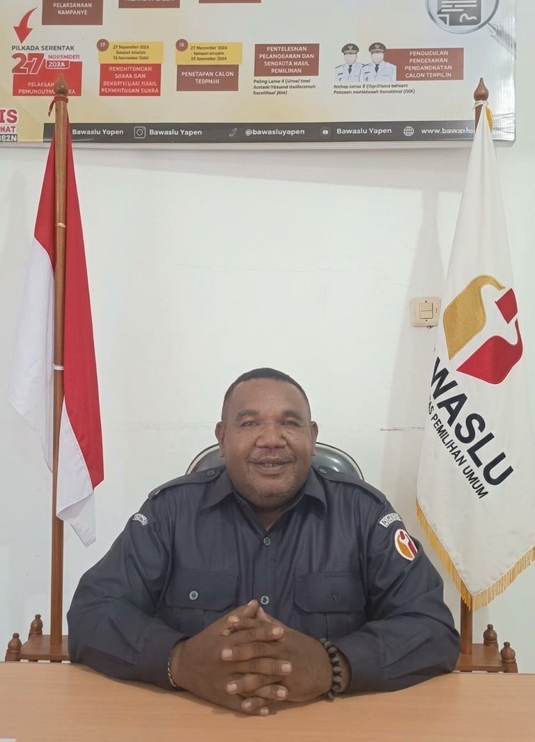 Wawancara Ketua Bawaslu Kabupaten Kepulauan Yapen di Sekretariat Bawaslu Kabupaten Kepulauan Yapen, Senin, 12 Oktober 2026.