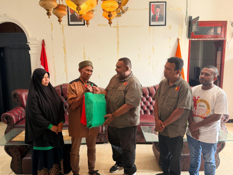 Bawaslu Kabupaten Kepulauan Yapen memberikan sembako secara simbolis ke Ketua Yayasan Panti Asuhan Al-Fatih