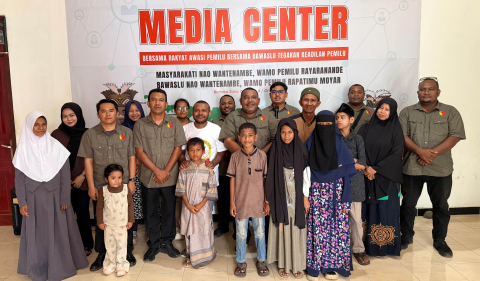 Foto bersama Pimpinan dan Jajaran Sekretariat Bawaslu Yapen dengan lembaga kesejahteraan sosial anak (LKSA) Panti Asuhan Al-Fatih di Sekretariat Bawaslu Kabupaten Kepulauan Yapen dalam kegiatan Jumat Sehati. 