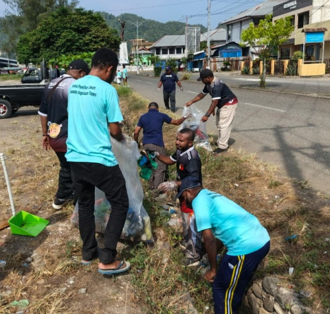 Jajaran Bawaslu, KPU dan Elemen Pemuda  Kepulauan Yapen saat bersih-bersih Kota Serui.