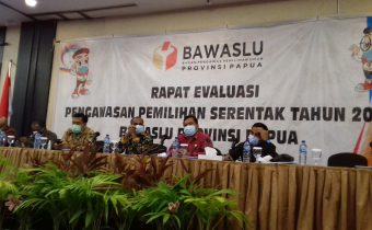 YUHENDAR MUABUAI, AP, MSi, SAMPAIKAN ARAHAN  PADA RAPAT EVALUASI PENGAWASAN PEMILIHAN SERENTAK TAHUN 2020 BAWASLU PROVINSI PAPUA.