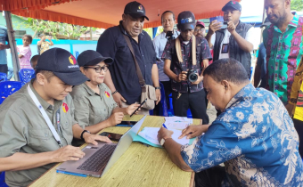 Posko Aduan Bawaslu Yapen di Mubes II Adat Yawa Onate di Kunjungi Bupati Kabupaten Kepulauan Yapen