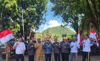 Pimpinan Bawaslu Yapen Poto bersama dengan Sekda dan Pimpinan KPU Yapen