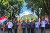 Pimpinan Bawaslu Yapen Poto bersama dengan Sekda dan Pimpinan KPU Yapen